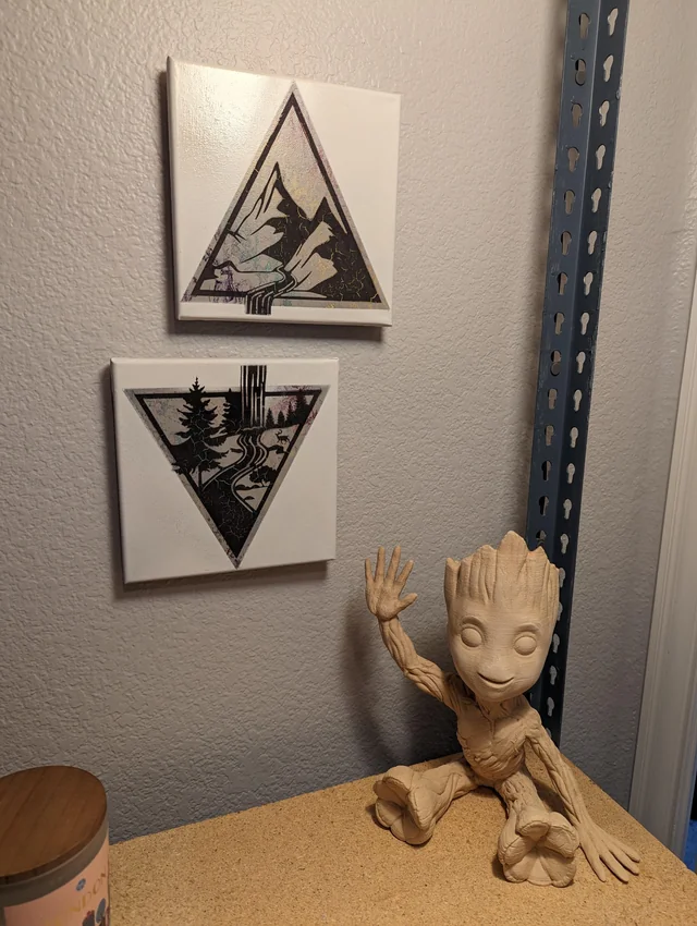 Quadri triangolari montagna e foresta stampati con stencil 3D