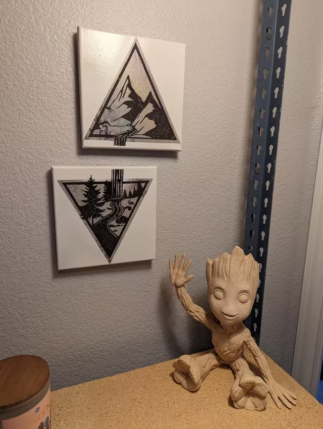 Quadri triangolari montagna e foresta stampati con stencil 3D