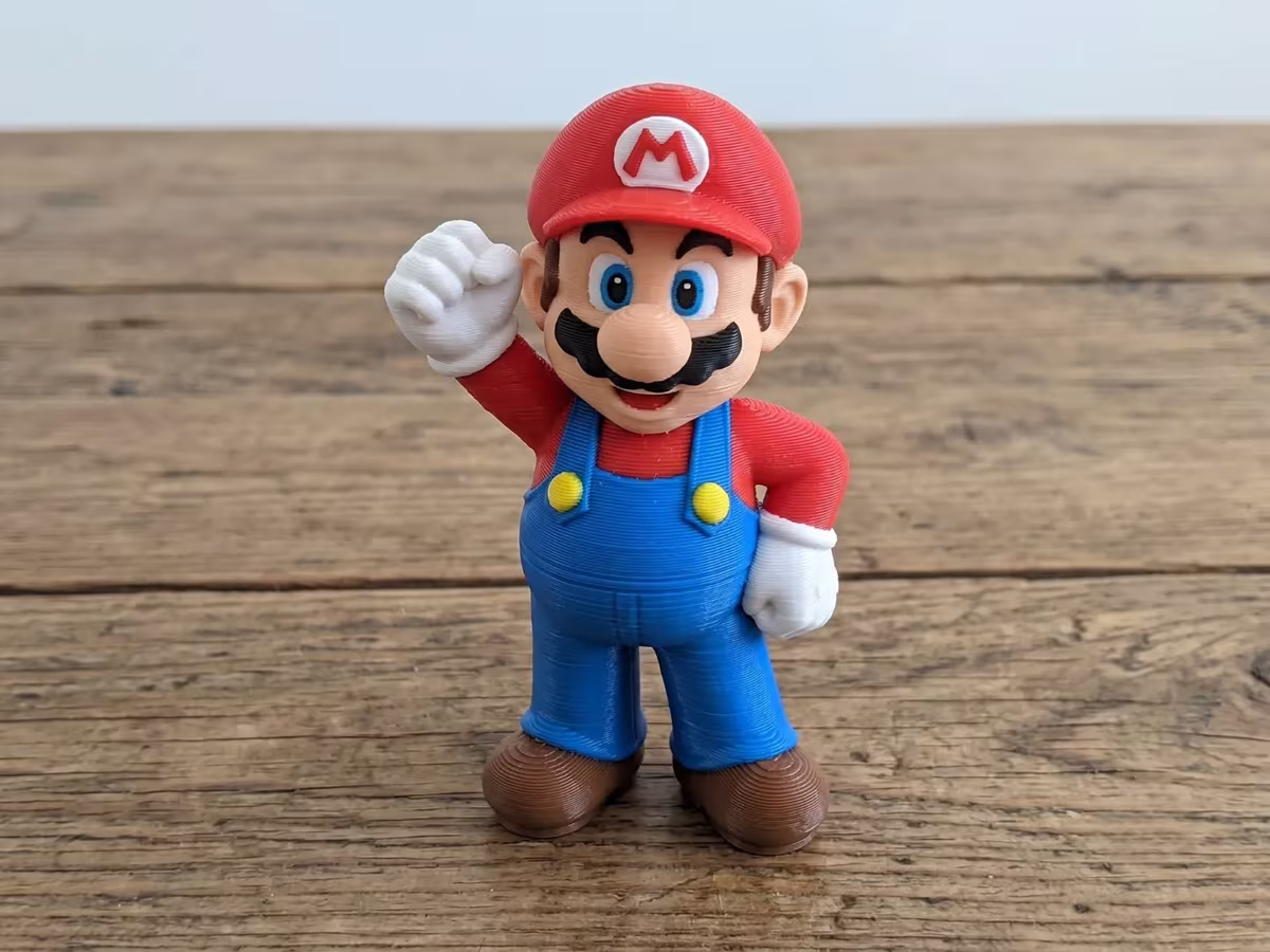 Statuetta Super Mario stampata in 3D multicolore