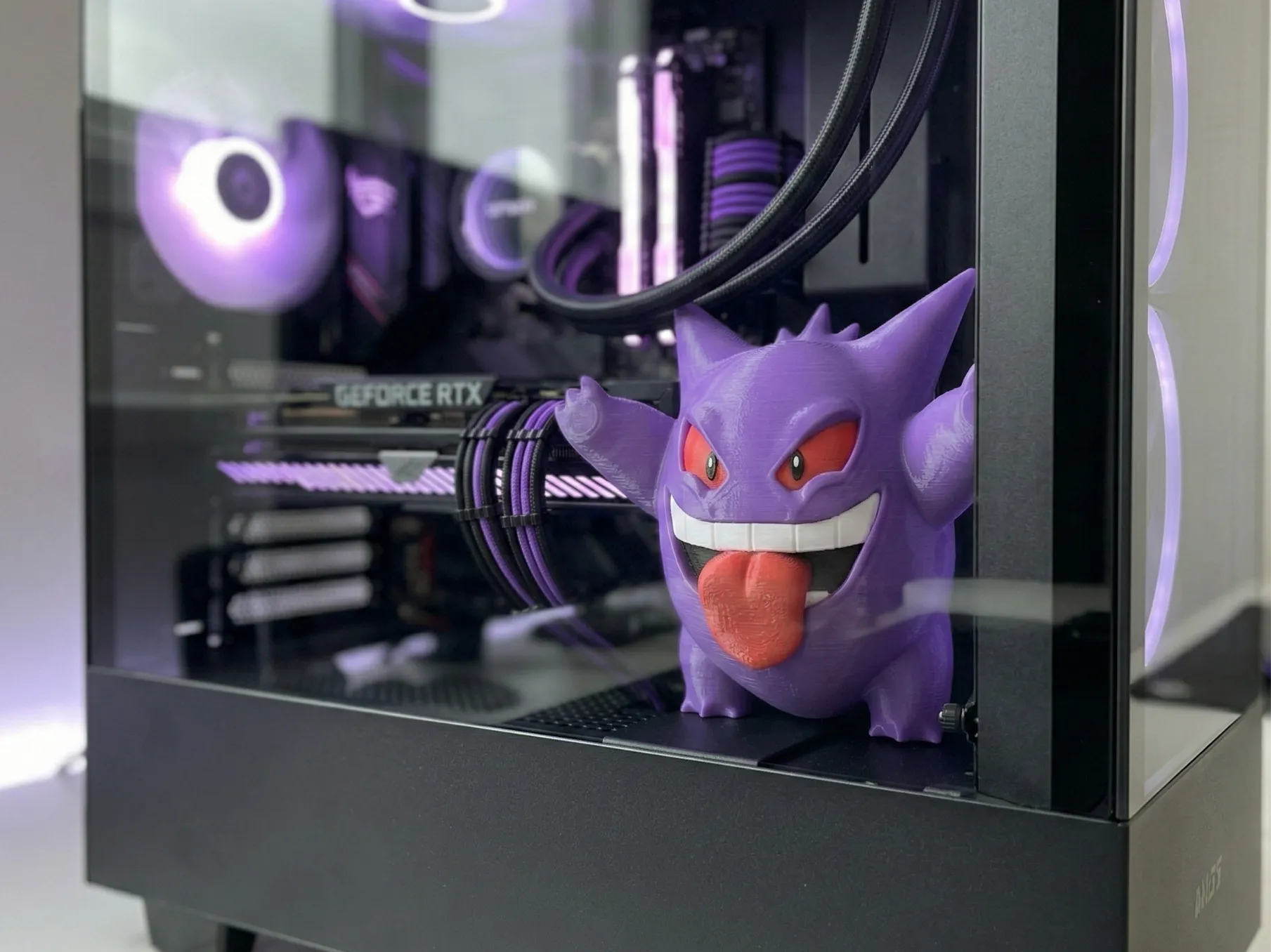 Statua Gengar Pokémon stampata in 3D dentro PC gaming